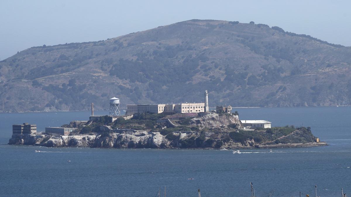Trump ordena la reapertura de la prisión de Alcatraz, generando controversia sobre su efectividad y costos