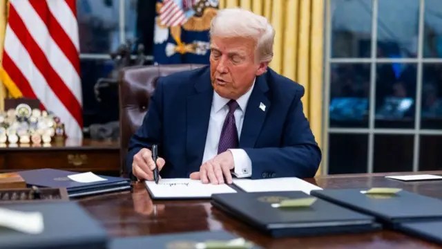 Trump firma orden ejecutiva para recortar financiación federal a NPR y PBS, generando controversia
