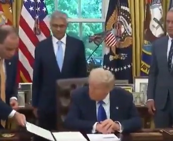 Trump prohíbe el financiamiento federal para experimentos de ganancia de función tras polémica por COVID-19