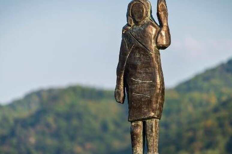 Desaparece estatua de bronce de Melania Trump en Sevnica, Eslovenia