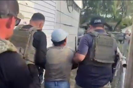 Guatemalteco arrestado tras esconderse en un árbol enfrenta cargos por reingreso ilegal