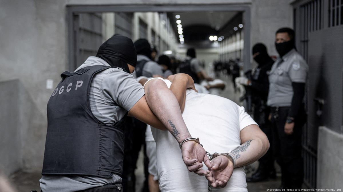Órdenes judiciales de EE. UU. exigen garantizar defensa legal a venezolanos detenidos en el CECOT