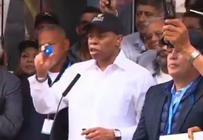 Nueva York implementa botones de pánico en comercios como parte de su plan contra el crimen