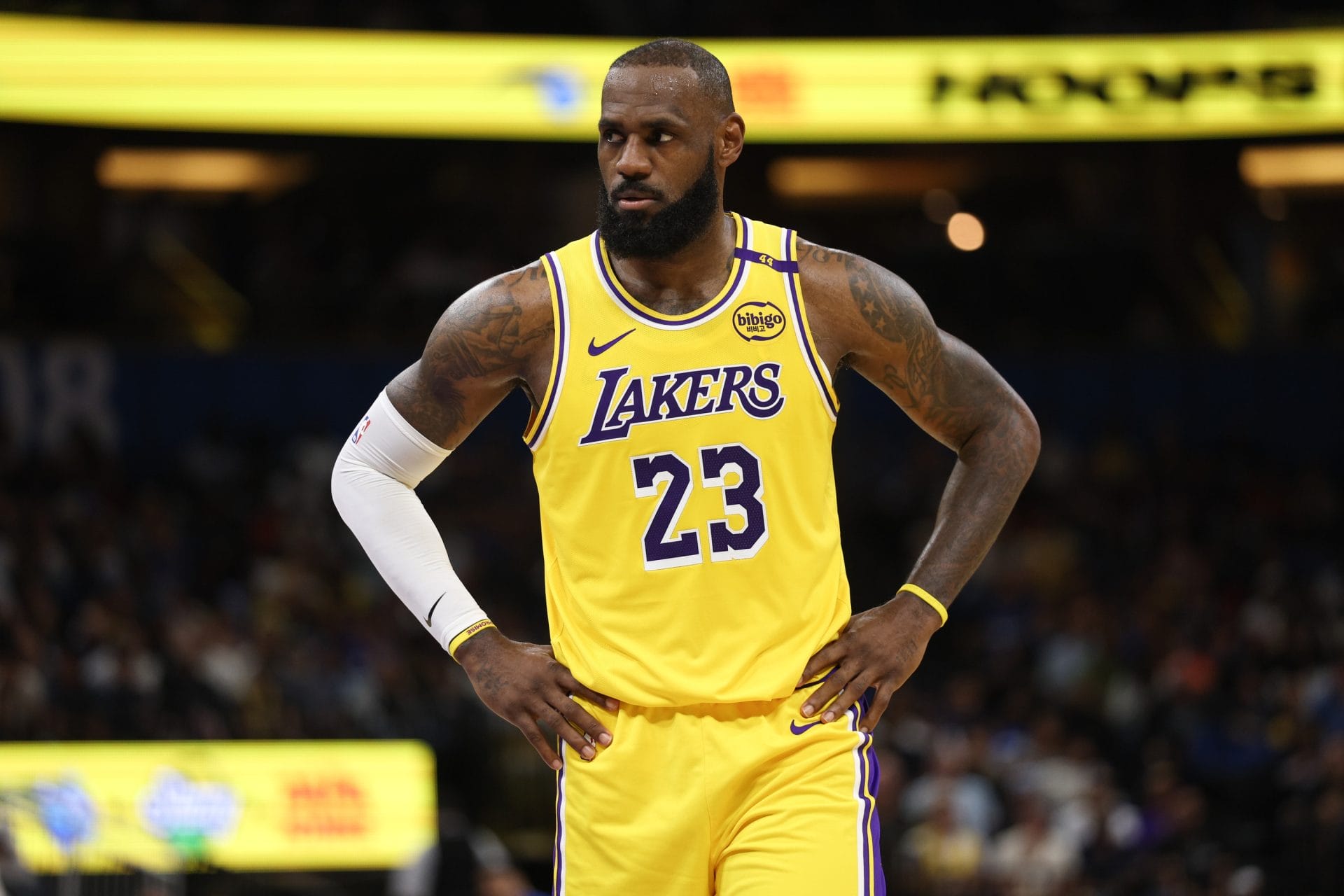 LeBron James genera incertidumbre sobre su futuro tras la eliminación de los Lakers