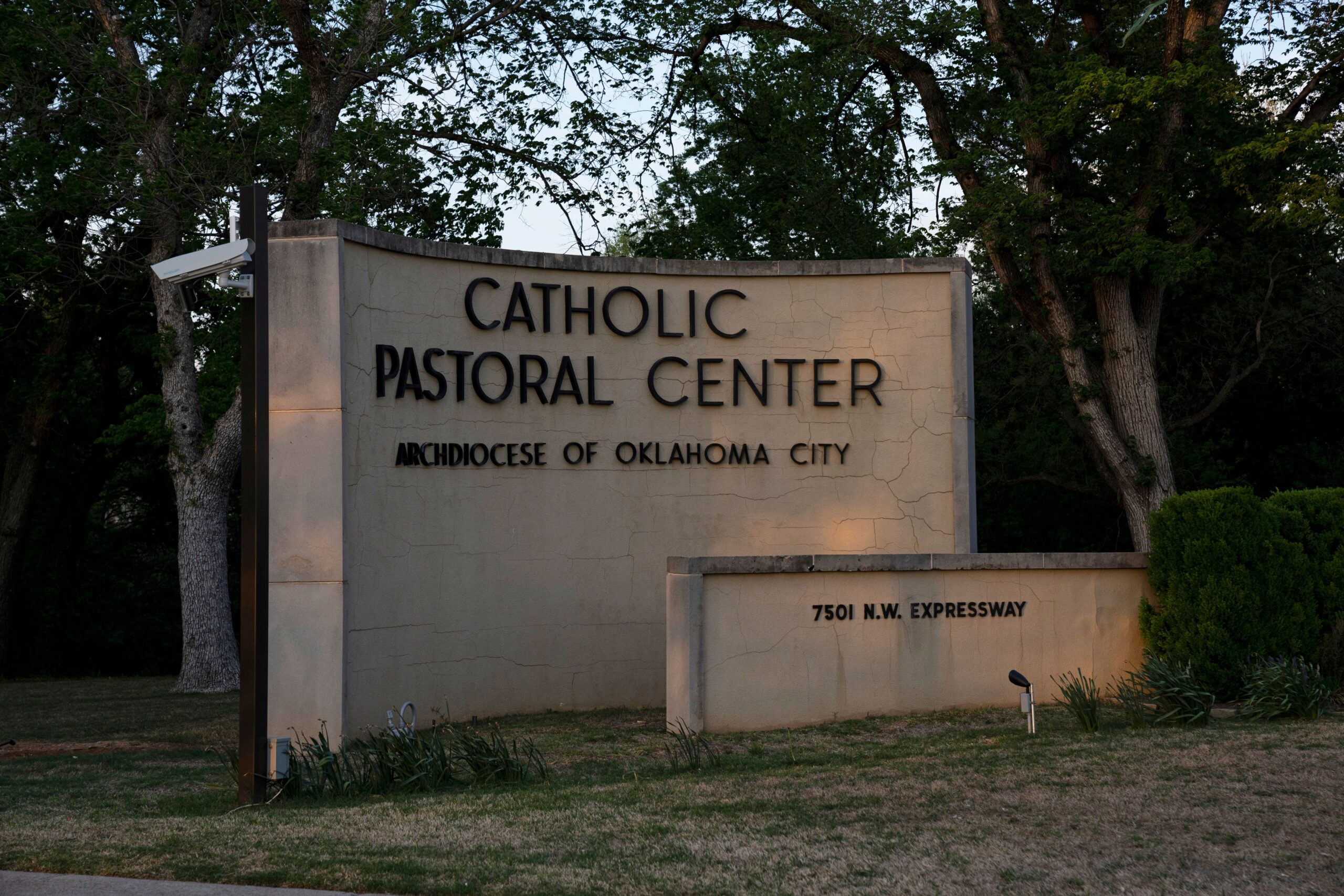 Empate en la Corte Suprema frena escuela católica financiada con fondos públicos en Oklahoma