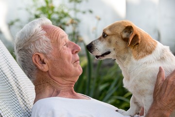La soledad: un mal silencioso que los animales ayudan a calmar