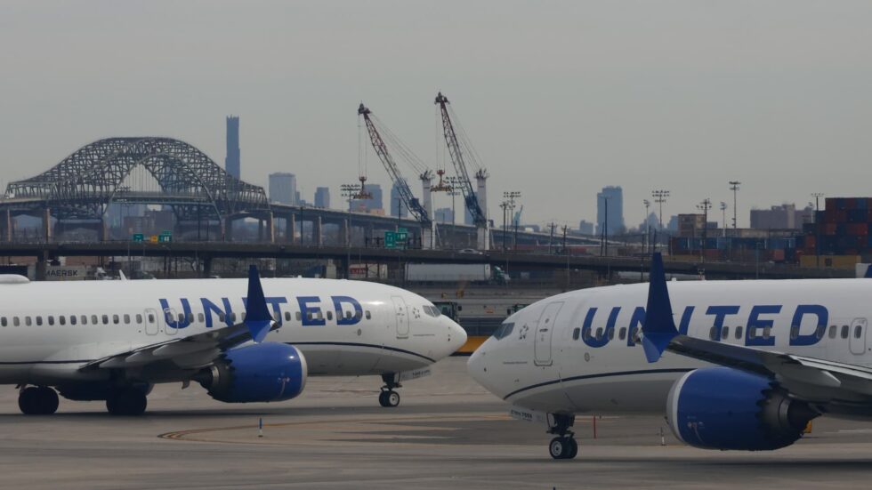 United Airlines reduce operaciones en Newark por escasez de controladores aéreos