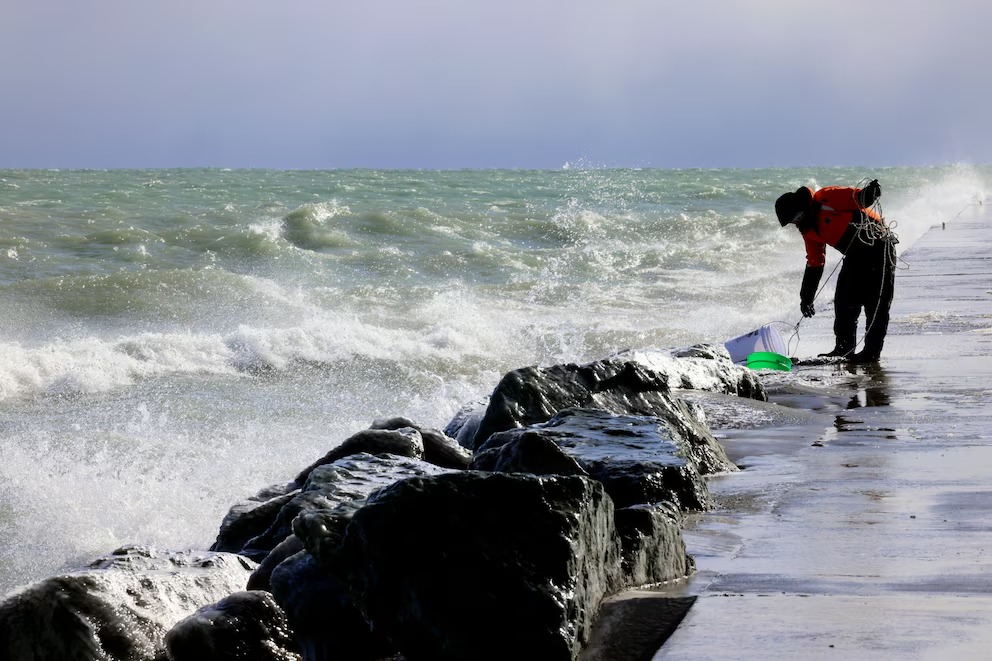 Alerta por condiciones peligrosas en el lago Michigan pone en riesgo a bañistas y navegantes