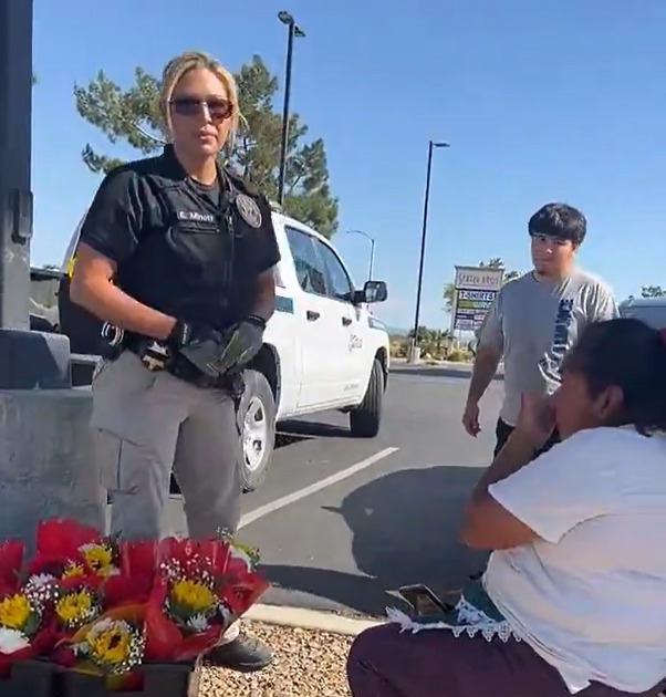 Policías decomisan mercancía a migrante de Puebla durante venta de flores en California