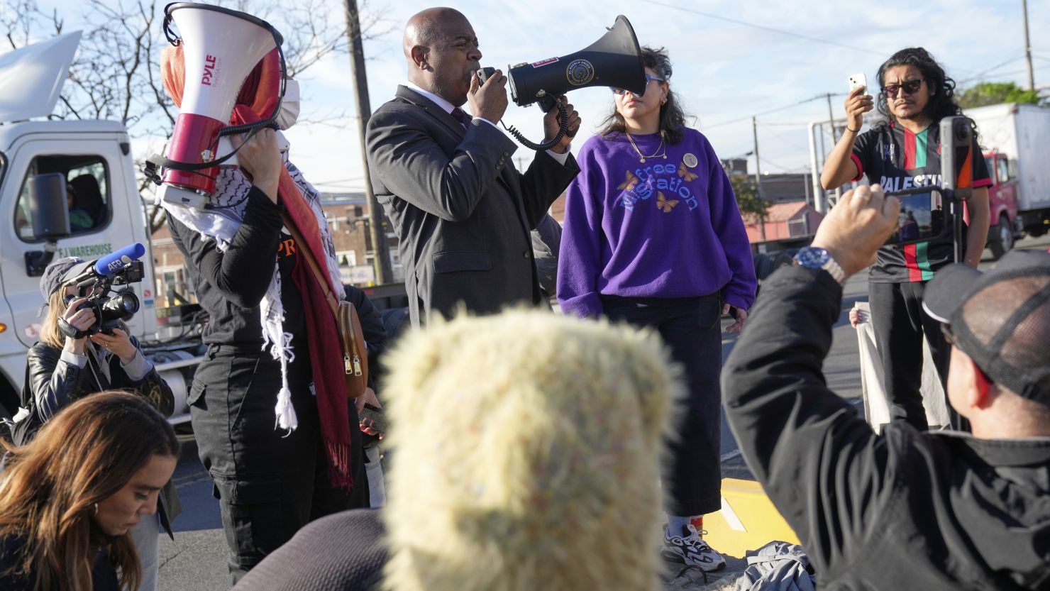 El alcalde de Newark, Ras Baraka, detenido durante protesta contra centro de detención de inmigrantes