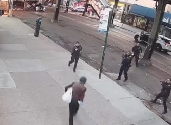 Policía de Nueva York responde a incidente con hombre armado en Queens