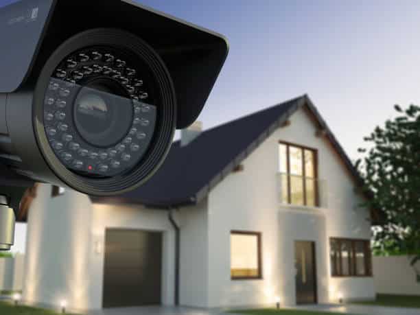 Cámaras de seguridad llegan a Altadena para frenar los robos, pero los residentes siguen preocupados