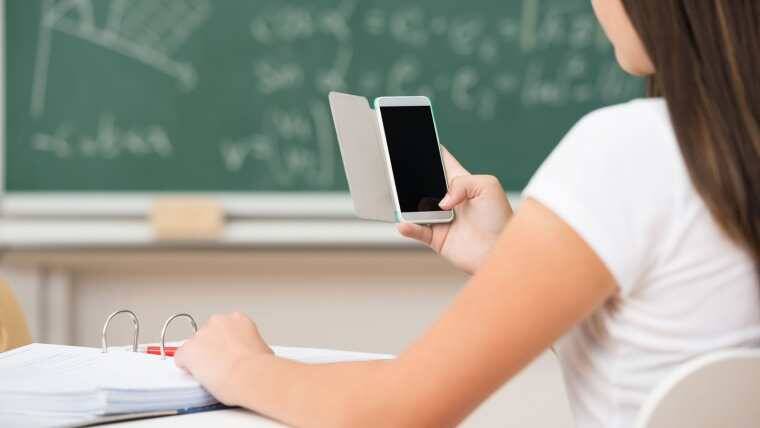 Más estados en EE. UU. restringen celulares en las escuelas: una apuesta por la salud mental y el enfoque académico