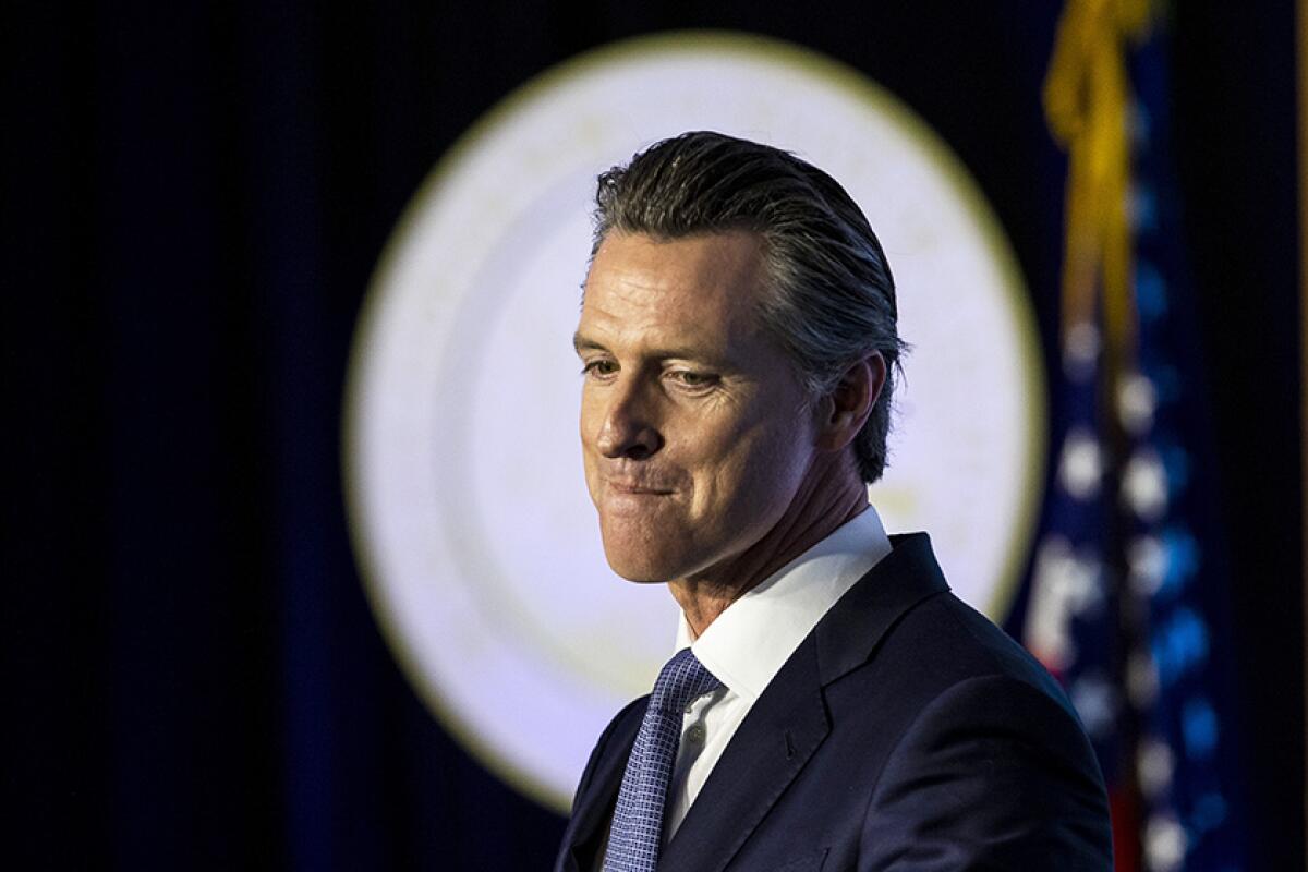 Gobernador de California insta a prohibir campamentos de personas sin hogar en espacios públicos