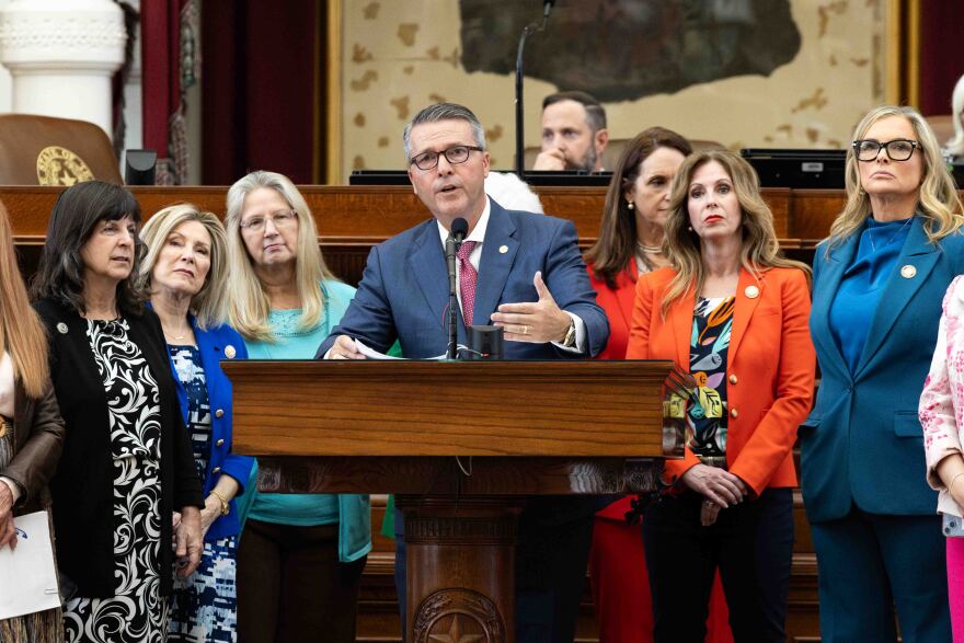 Texas impulsa una reforma educativa histórica con un proyecto de ley de vales escolares por mil millones de dólares