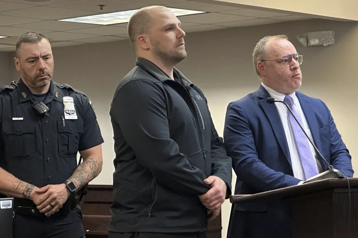 Guardia de prisión de Nueva York se declara culpable de homicidio tras golpear a recluso esposado
