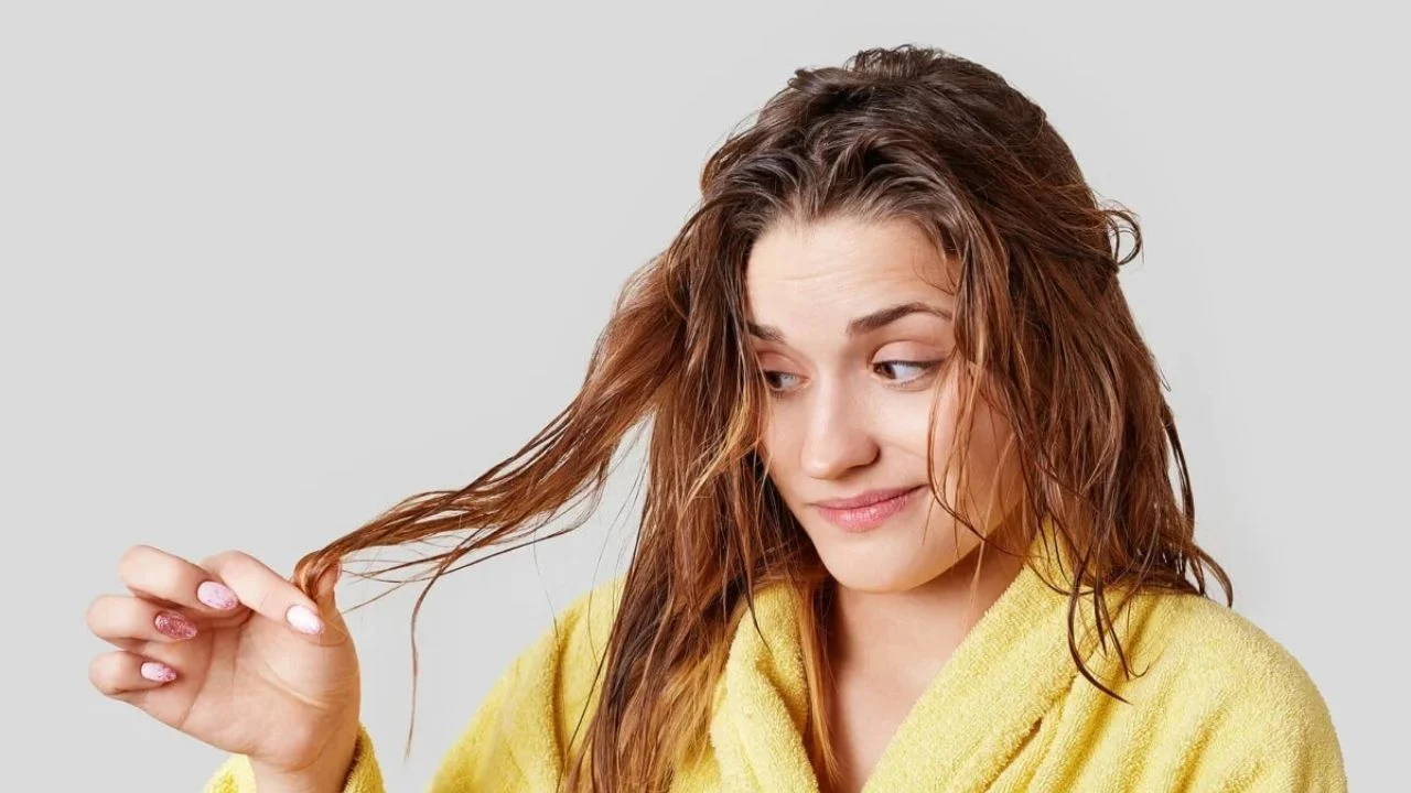 ¿Dormir con el cabello mojado es malo? Mitos y realidades