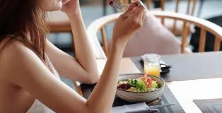 ¿Qué es la “regla del plato” y cómo puede ayudarte a comer mejor?