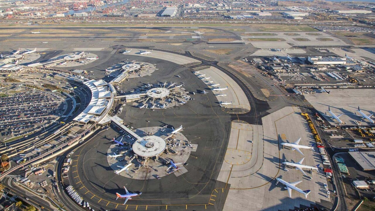 Gobierno de EE. UU. propone reducir vuelos en Newark para enfrentar congestión aérea