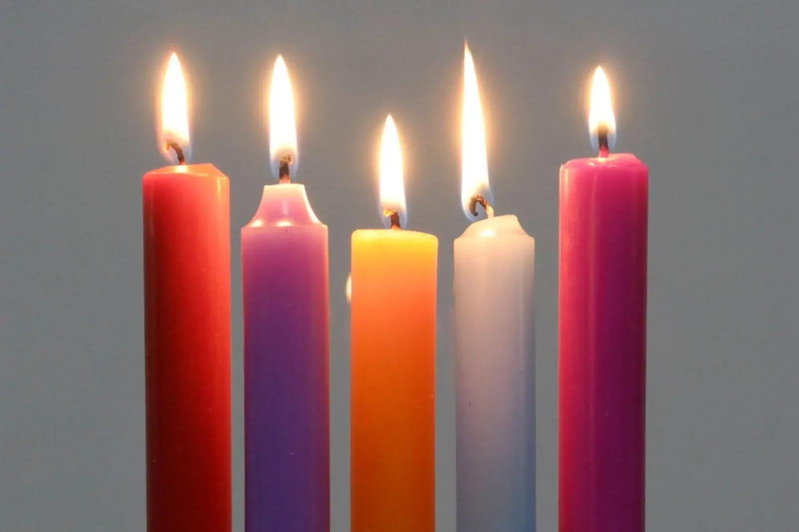 El significado de los colores de las velas en rituales de limpieza