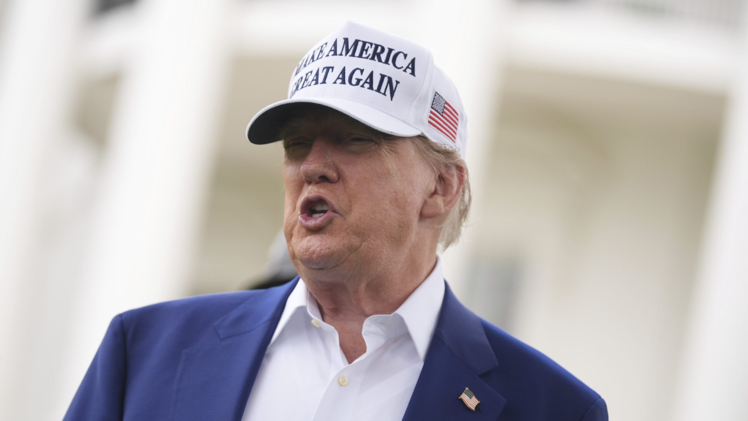 Administración Trump eliminará línea de ayuda 988 para jóvenes LGBTQ+