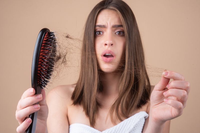 Cambios estacionales y la caída del cabello: un fenómeno natural