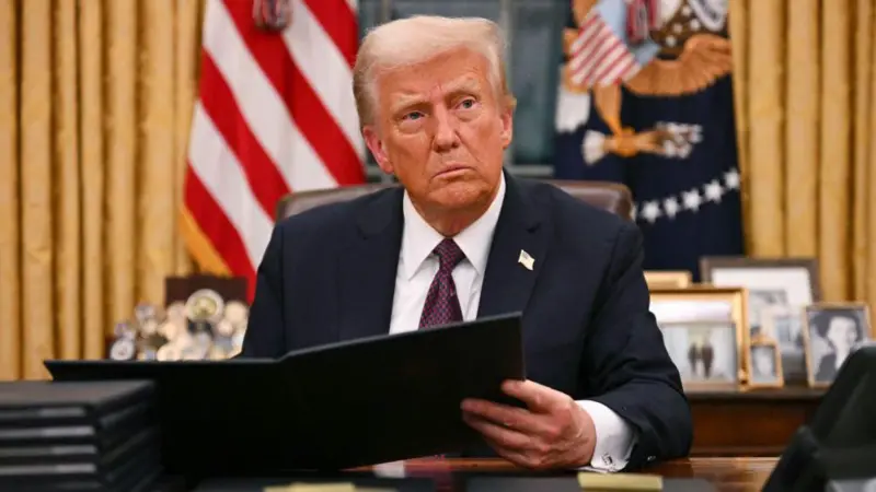 Casa Blanca bajo Trump mantendría órdenes ejecutivas en reserva según funcionario
